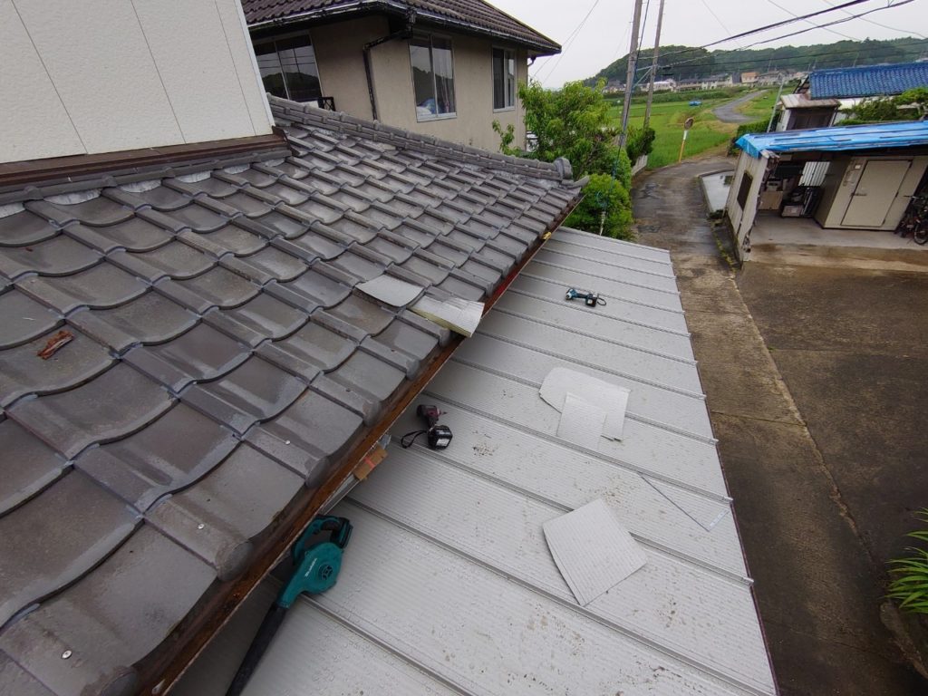 損壊した瓦屋根とブリキ屋根の修繕現地調査